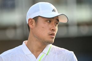 Yibing Wu de China sufrió un desvanecimiento durante un partido de tenis en Washington, por lo que tuvo que ser atendio de emergencia y tuvo que retirarse del partido.  /Foto:   Adam Hagy/Getty Images/via AFP)