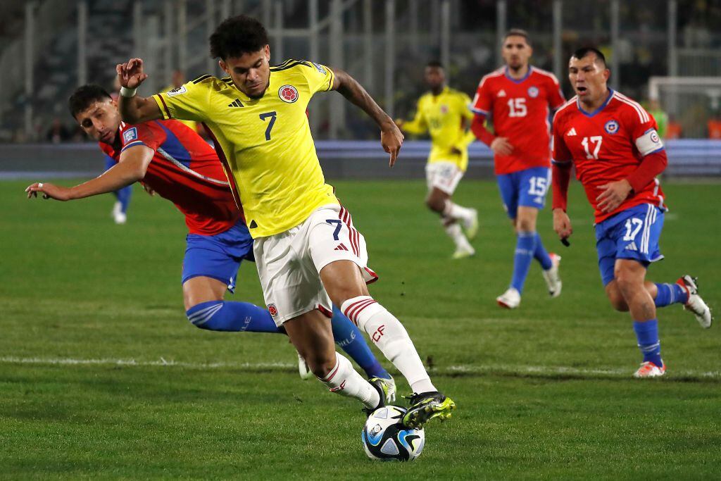 SANTIAGO, CHILE - SEPTEMBER 12: Luis Diaz of Colombia controls the ball during a FIFA World Cup 2026 Qualifier match between Chile and Colombia at Estadio Monumental David Arellano on September 12, 2023 in Santiago, Chile. (Photo by Marcelo Hernandez/Getty Images)