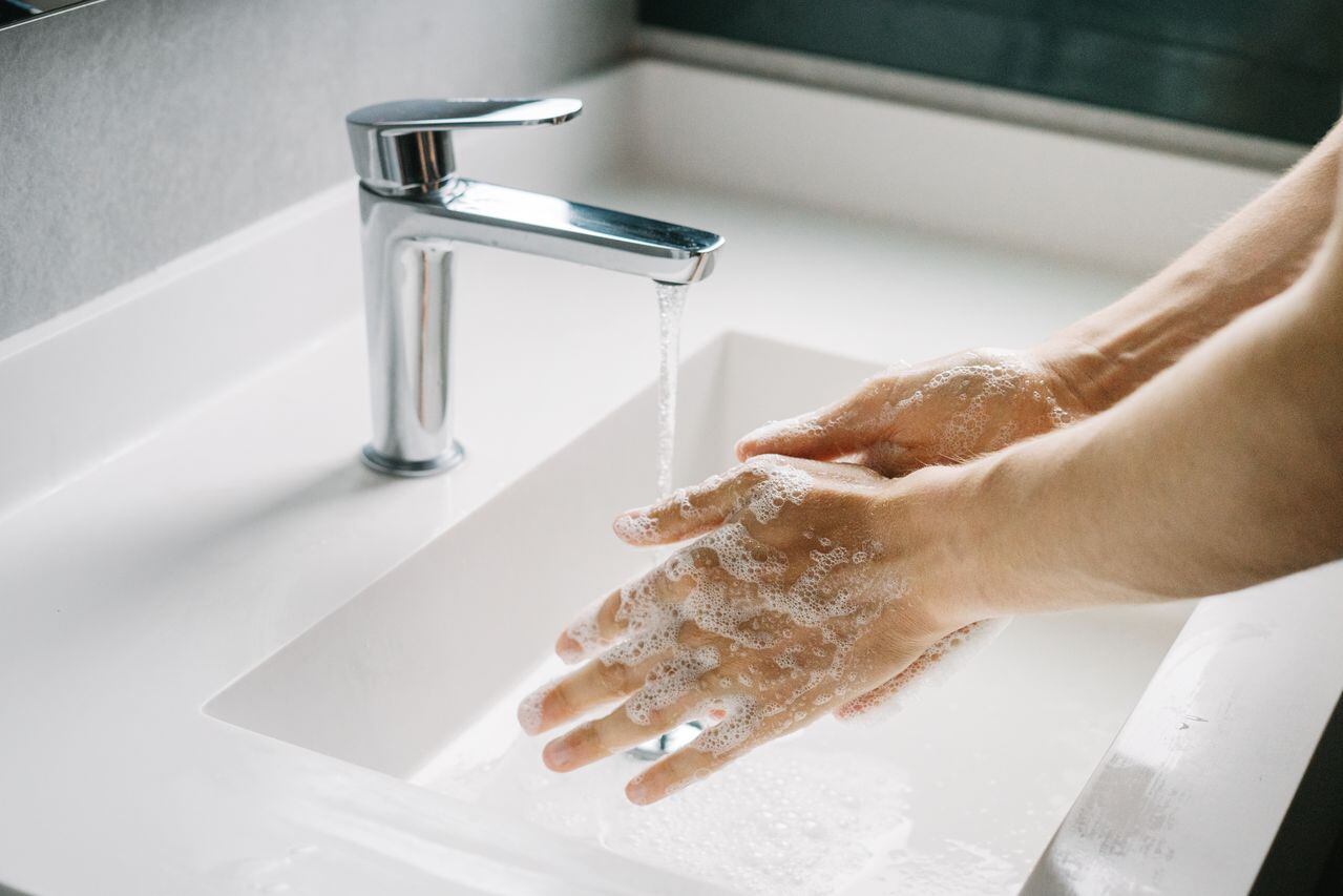 Lavar las  manos repetidamente guarda relación con el TOC.