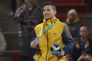 El luchador colombiano  Óscar Tigreros posa con la medalla de palata que ganó en los Juegos Panamericanos 2023.  /Foto Guillermo SALGADO / AFP