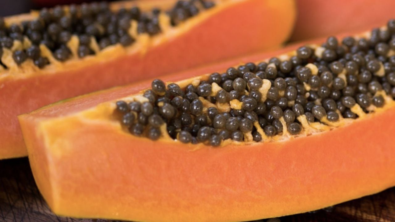 Gracias a su contenido de minerales como calcio, el magnesio, el potasio y el fósforo, el consumo de papaya “ayuda a restaurar el equilibrio ácido-base del organismo.