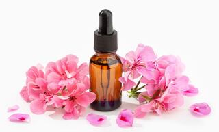 El aceite esencial de geranio aporta una fragancia floral y primaveral. Además, contiene propiedades limpiadoras, antifúngicas y también evita la presencia de mosquitos y piojos.