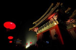 La Ciudad Prohibida es iluminada por las celebraciones del Festival de las Linternas, que marca el último día de festejo del Año Nuevo chino, este martes en Pekín, China.