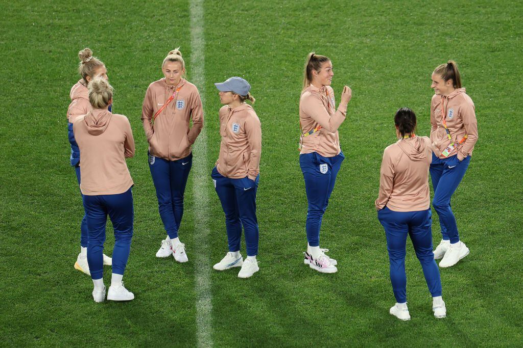 SYDNEY, AUSTRALIA - AUGUST 19: Chloe Kelly, Jordan Nobbs, Mary Earps and Ella Toone of England inspect the pitch during an England Stadium Familiarisation at Stadium Australia on August 19, 2023 in Sydney, Australia. (Photo by Catherine Ivill/Getty Images)