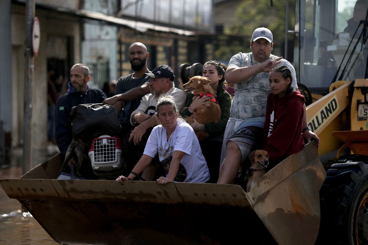 Grupos de emergencias rescatan a las personas atrapadas por las inundaciones en Brasil