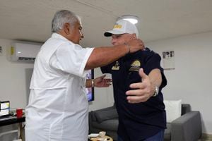 Tras votar, candidato Mulino abraza a Martinelli en la embajada de Nicaragua en Panamá