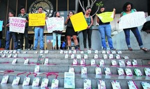 En Guadalajara, capital del occidental estado de Jalisco, decenas de periodistas se reunieron frente la sede de la fiscalía general con fotos de los 121 periodistas asesinados y desaparecidos en el país hasta la fecha.