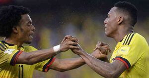 Juan Guillermo Cuadrado y Yerry Mina, autor del gol del segundo gol para Colombia, celebran el empate ante Uruguay.