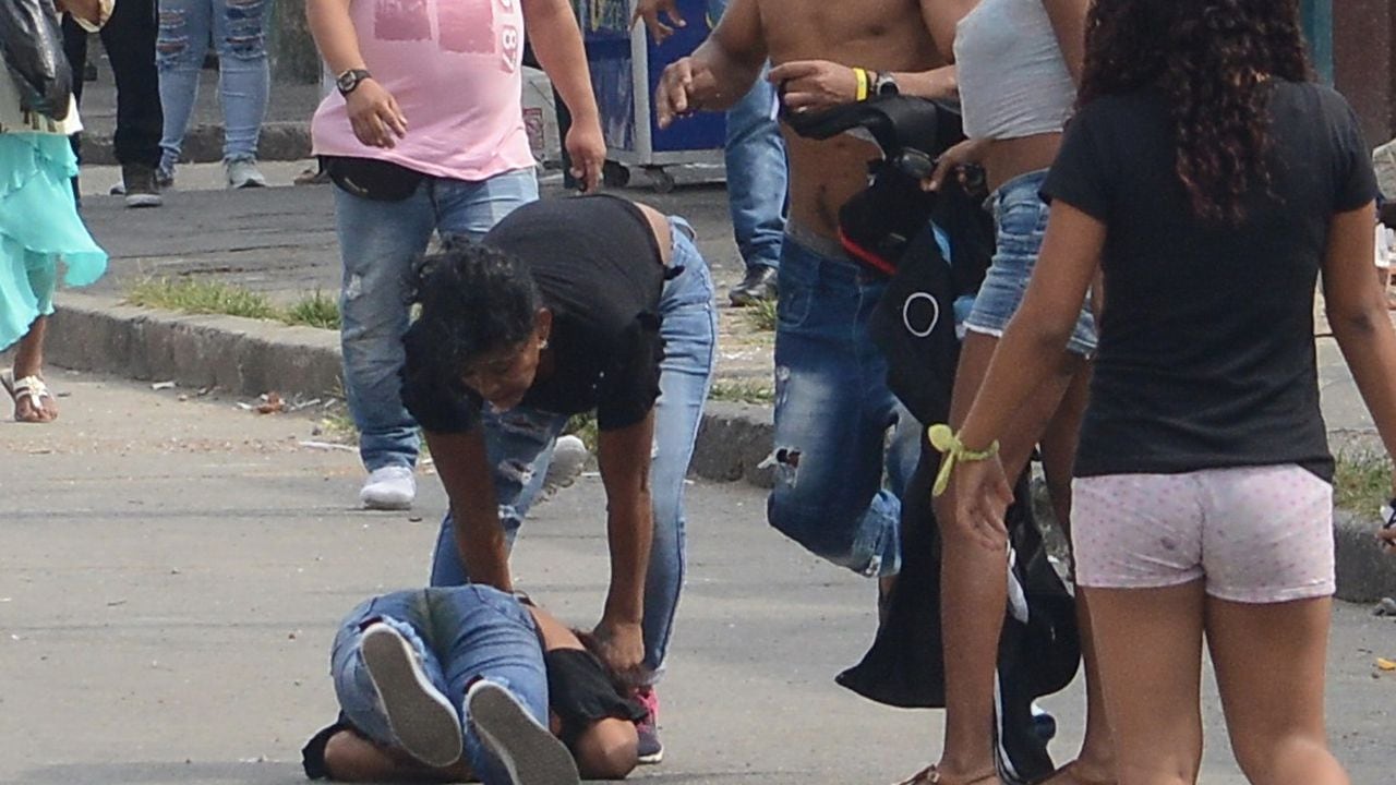 Cali: Intolerancia, peleas callejera, agresión, maltrato. foto José L Guzmán. El País. julio 11-23