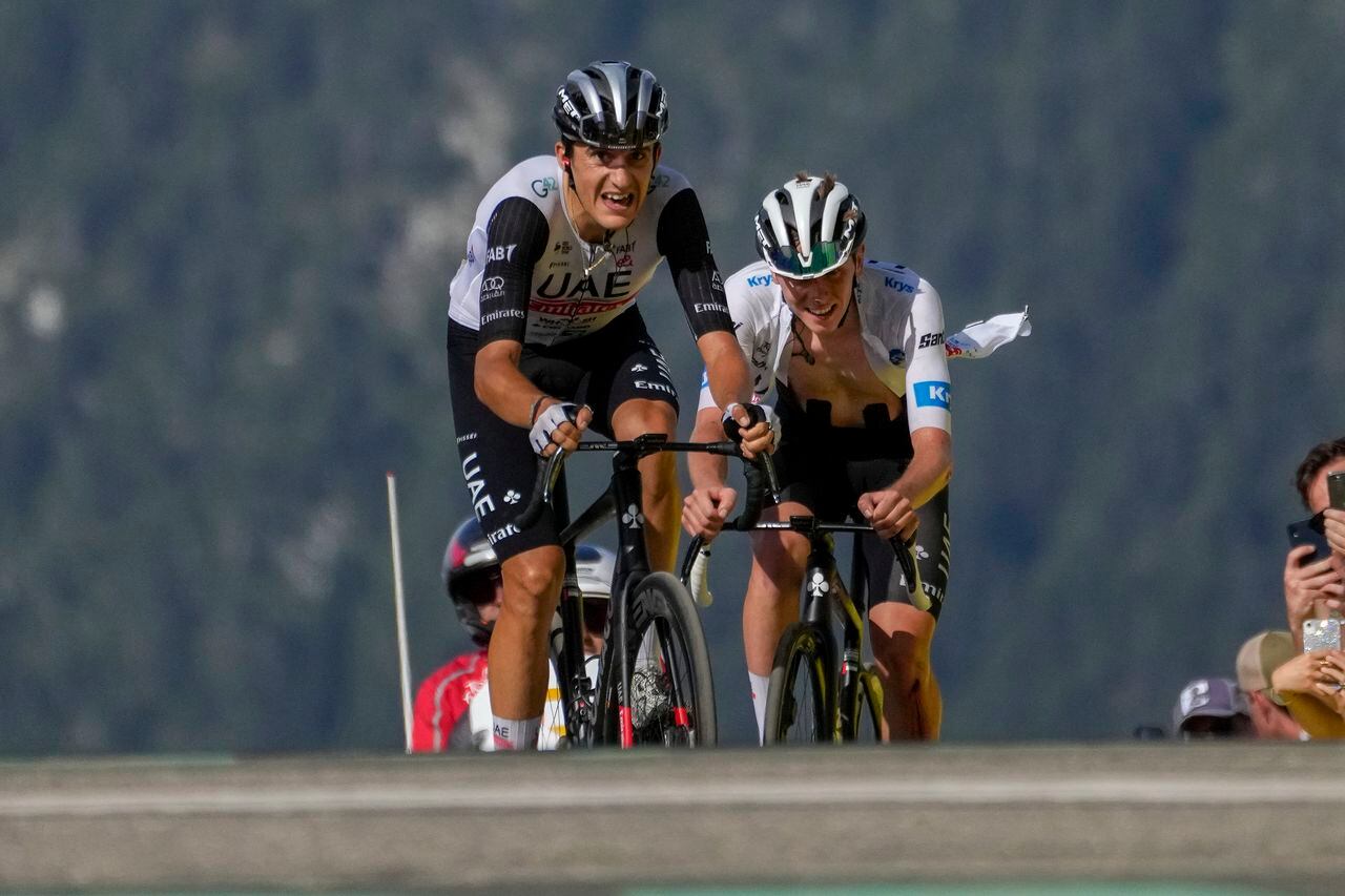 El esloveno Tadej Pogacar, vestido con el maillot blanco de mejor ciclista joven, a la derecha, sigue al compañero de equipo Marc Soler de España durante la decimoséptima etapa de la carrera ciclista del Tour de Francia de más de 166 kilómetros (103 millas) con inicio en Saint-Gervais Mont-Blanc y final en Courchevel, Francia, el miércoles 19 de julio de 2023. (Foto AP/Thibault Camus)