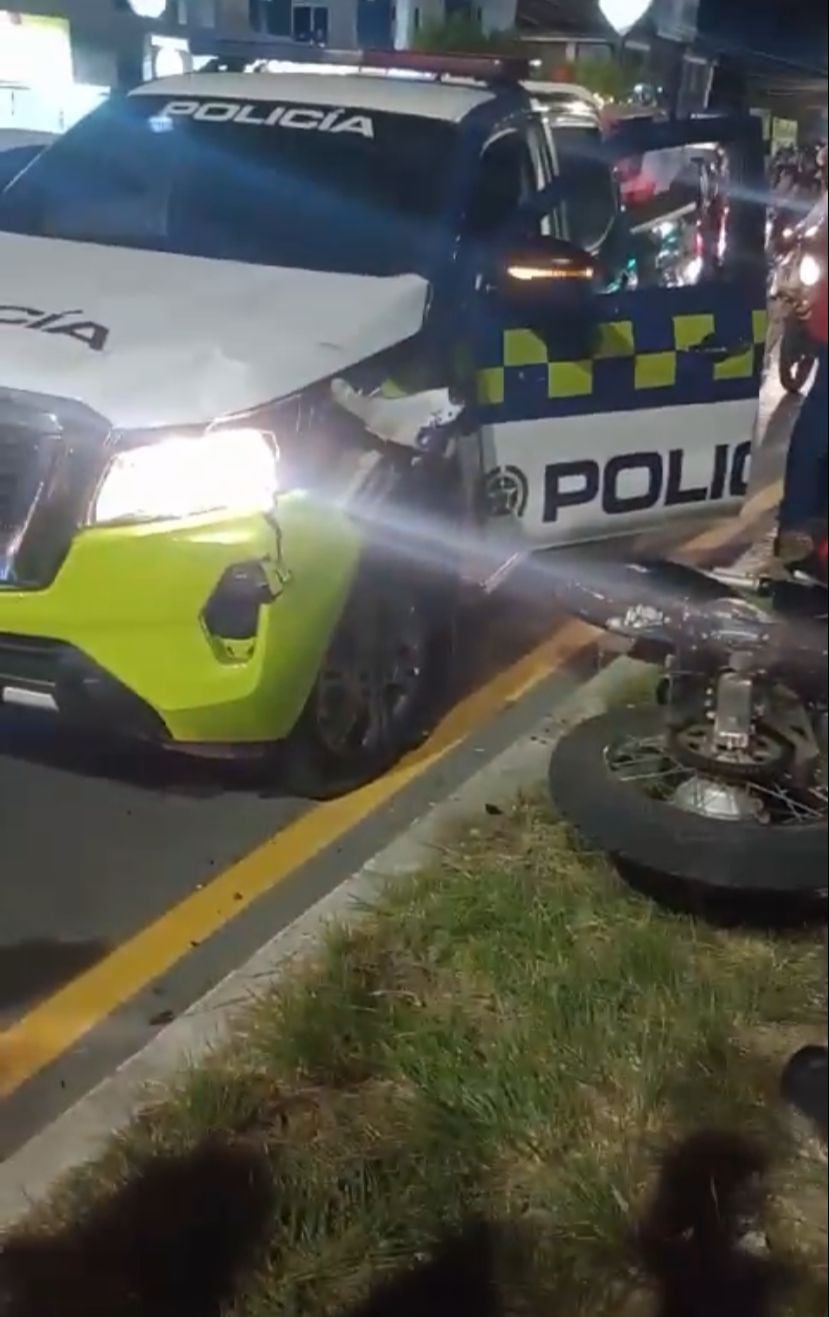 El conductor de la patrulla policial le cerró el paso a los motociclistas y colisionó con ellos.
