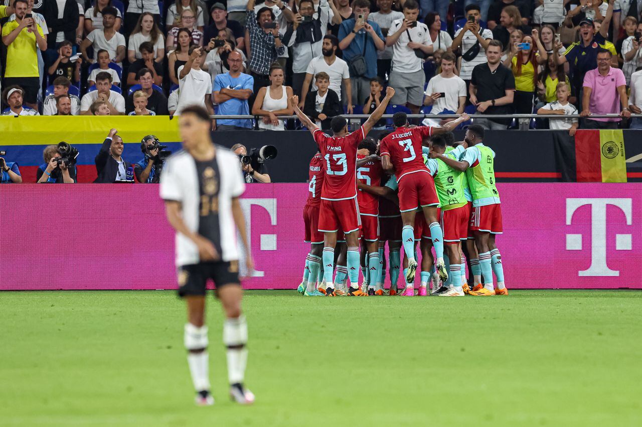 Jugadores de Colombia celebrando la victoria con Alemania.