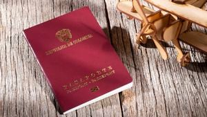 Pasaporte colombiano sobre fondo de madera imagen de primer plano