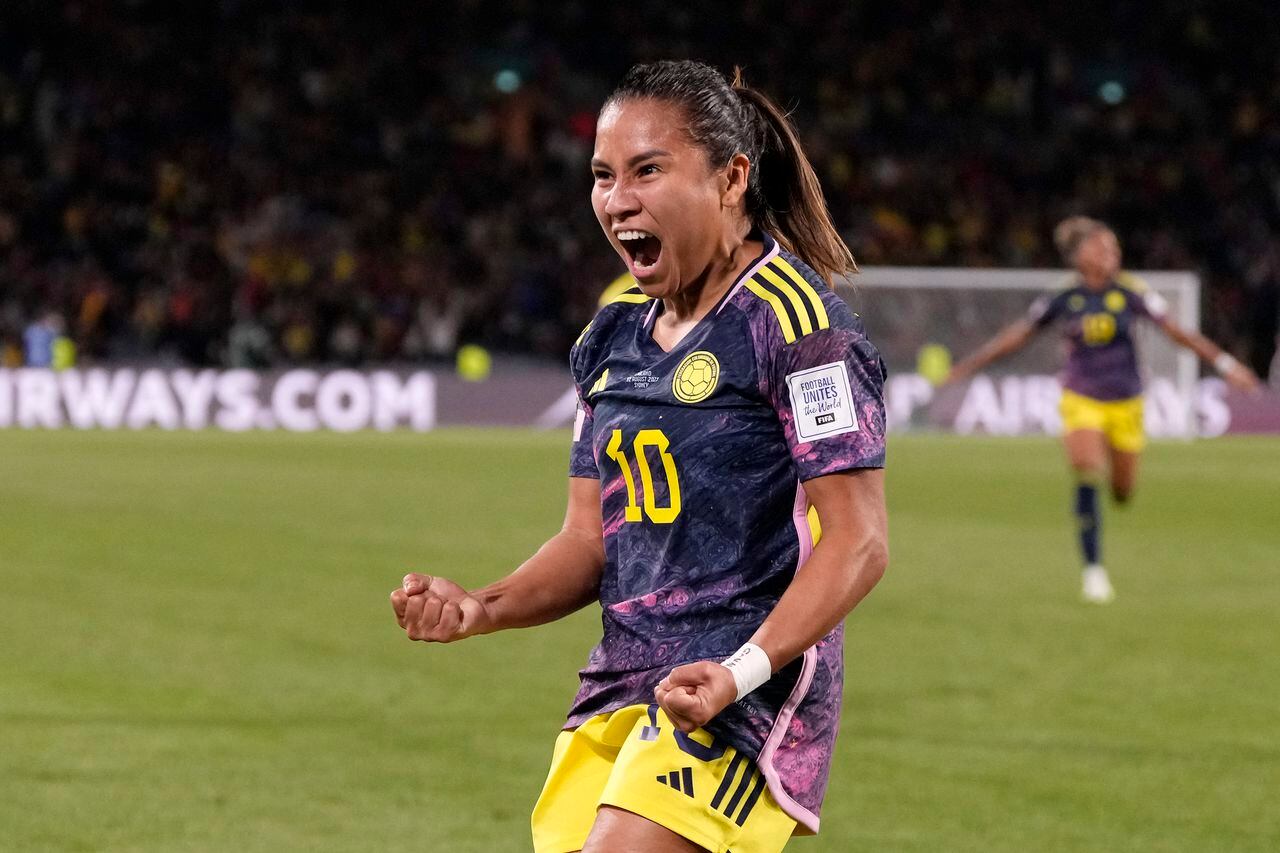 La colombiana Leicy Santos celebra después de marcar el primer gol durante el partido de fútbol de cuartos de final de la Copa Mundial Femenina entre Inglaterra y Colombia en el Estadio Australia en Sídney, Australia, el sábado 12 de agosto de 2023. (Foto AP/Mark Baker)