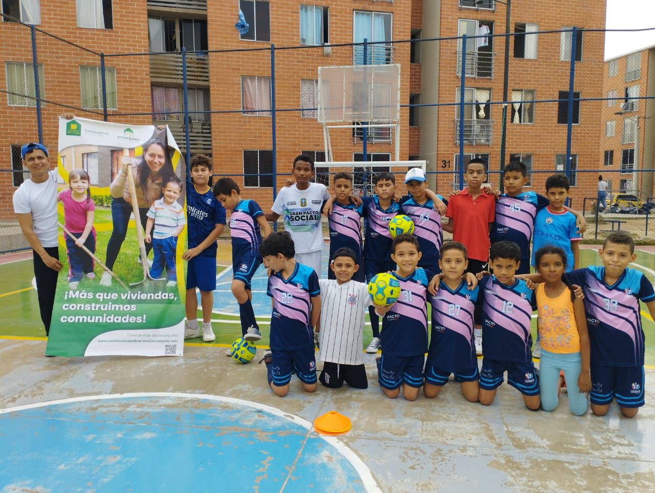La  Escuela de Fútbol de Soledad, Atlántico,  fue beneficiada por la campaña Desafío por Colombia.