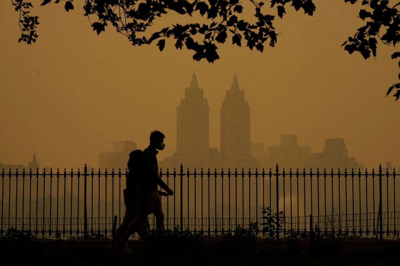 La gente camina en Central Park mientras el humo de los incendios forestales en Canadá causa condiciones de niebla en la ciudad de Nueva York el 7 de junio de 2023.