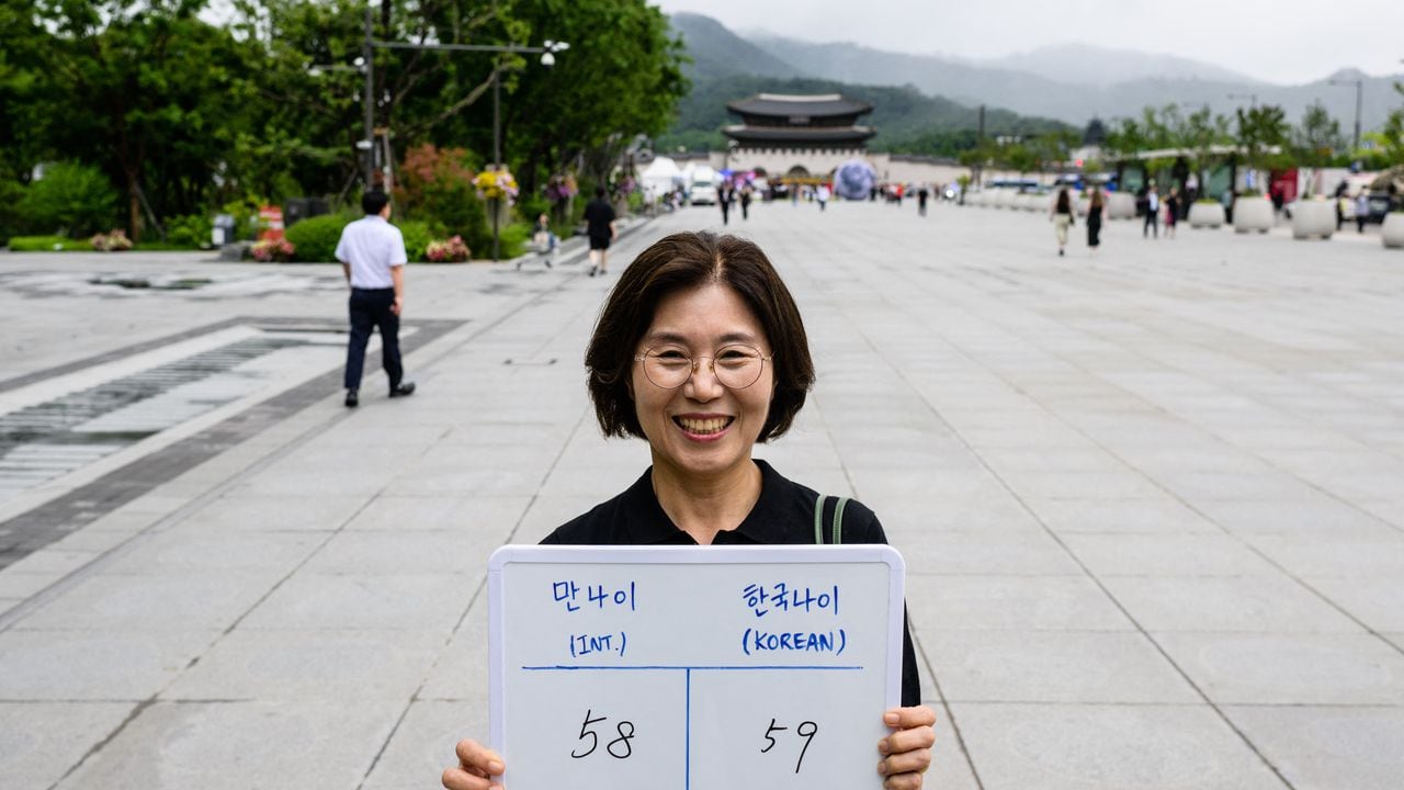 En esta foto tomada en Seúl el 21 de junio de 2023, Lee Jung-hee posa con una pizarra que muestra su edad internacional, 58, y su edad coreana, 59.