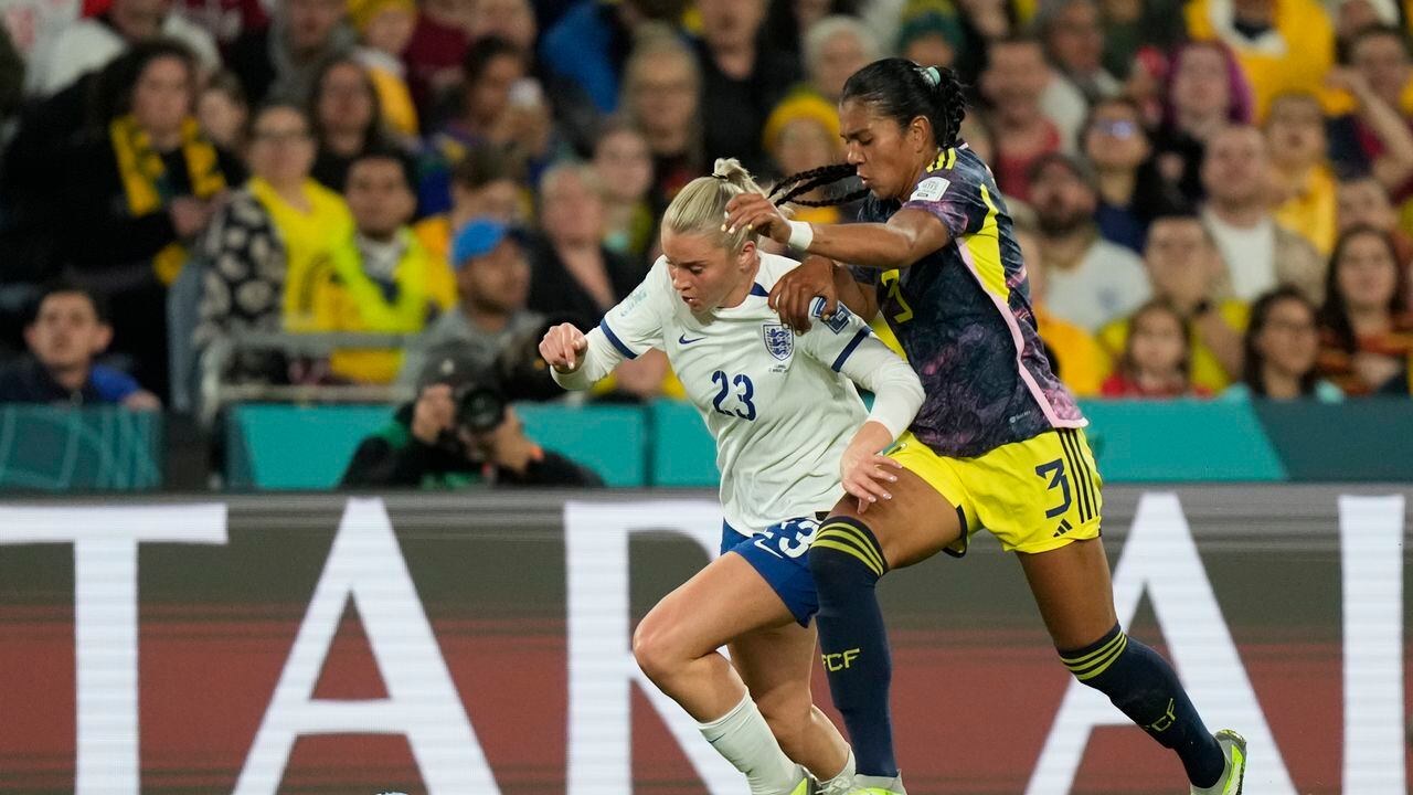Alessia Russo de Inglaterra, a la izquierda, y Daniela Arias de Colombia luchan por el balón durante el partido de cuartos de final de la Copa Mundial Femenina de fútbol entre Inglaterra y Colombia en el Estadio Australia en Sídney, Australia, el sábado 12 de agosto de 2023. (Foto AP/Rick Rycroft)