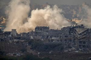 Una columna de humo, visible desde el sur de Israel, indica el lugar de una explosión en la Franja de Gaza, el 14 de noviembre de 2023. (AP Foto/Victor R. Caivano)
