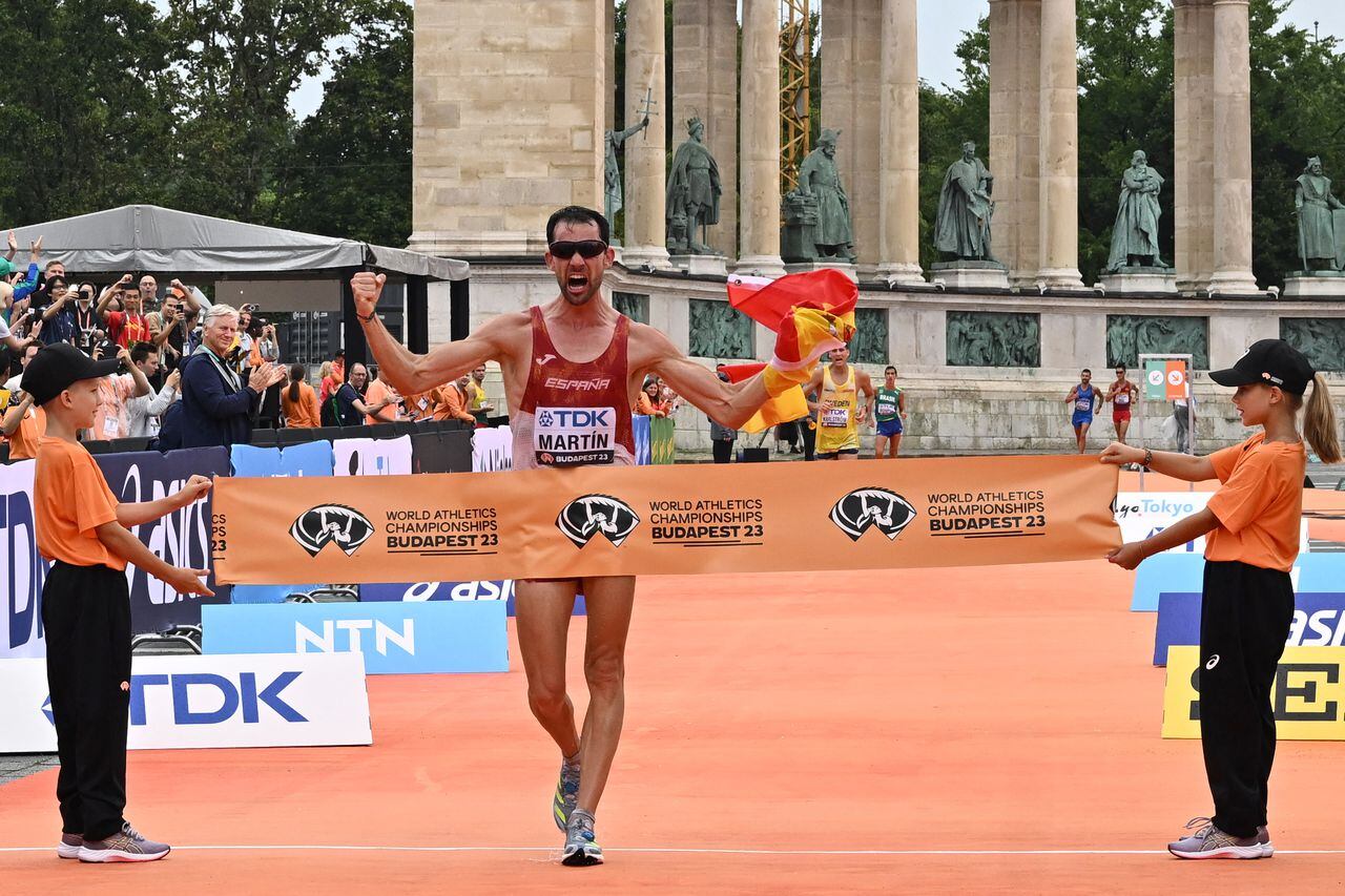 El español Álvaro Martín tras proclamarse campeón del mundo de 20 kilómetros marcha.