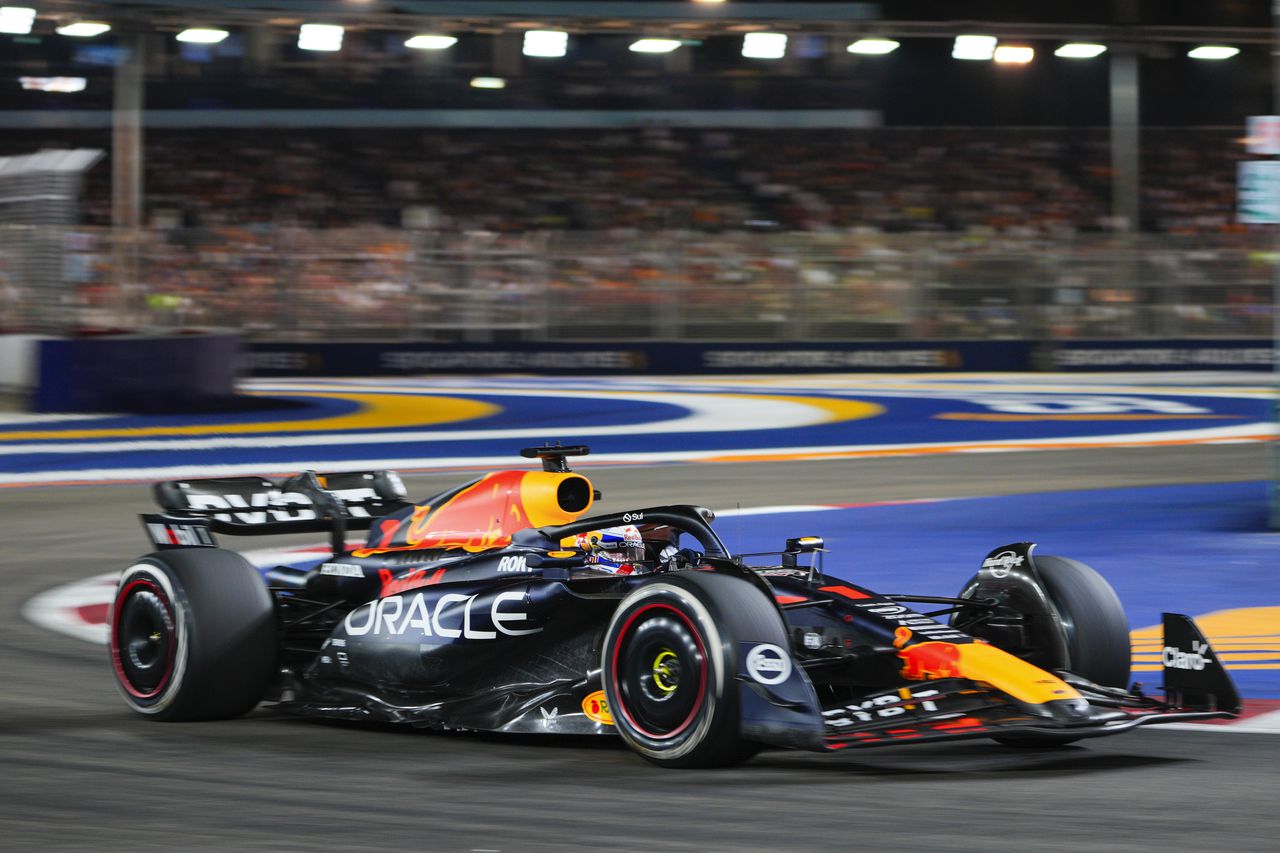 El piloto neerlandés de Red Bull Max Verstappen conduce su auto durante el Gran Premio de Fórmula 1 de Singapur en el circuito de Marina Bay, Singapur, el domingo 17 de septiembre de 2023. (Foto AP/Vincent Thian)