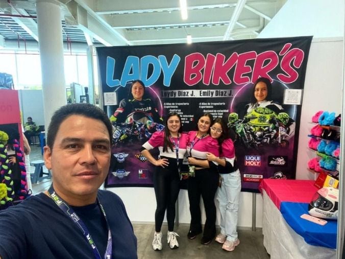 Foto subida por Leydy Díaz a su cuenta de Instagram donde se ve acompañada de más personas y de fondo un cartel con el logo de "Lady Biker's"