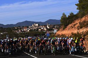 Una vista general del pelotón que compite durante la 78.ª Vuelta a España 2023, Etapa 4, una etapa de 184,6 km desde Andorra la Vella a Tarragona / #UCIWT / el 29 de agosto de 2023 en Tarragona, España. (Foto de Tim de Waele/Getty Images)