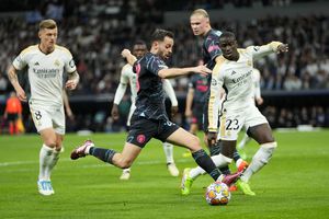 Manchester City's Bernardo Silva fights for the ball with Real Madrid's Ferland Mendy during the Champions League quarterfinal first leg soccer match between Real Madrid and Manchester City at the Santiago Bernabeu stadium in Madrid, Spain, Tuesday, April 9, 2024. (AP Photo/Manu Fernandez)