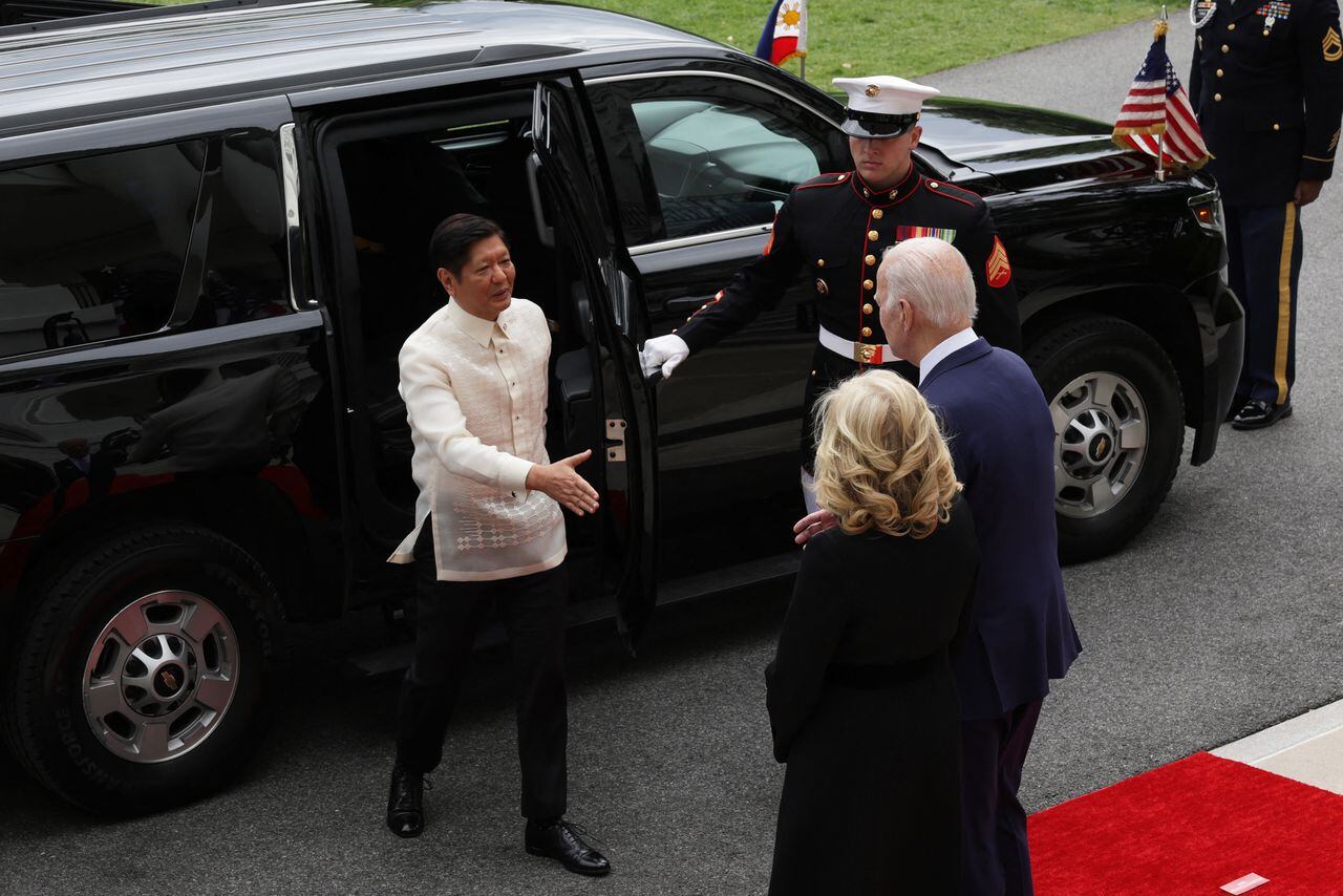 El presidente estadounidense, Joe Biden, y la primera dama, Jill Biden, dan la bienvenida al presidente de Filipinas, Ferdinand Marcos Jr., a la Casa Blanca. Foto: AFP