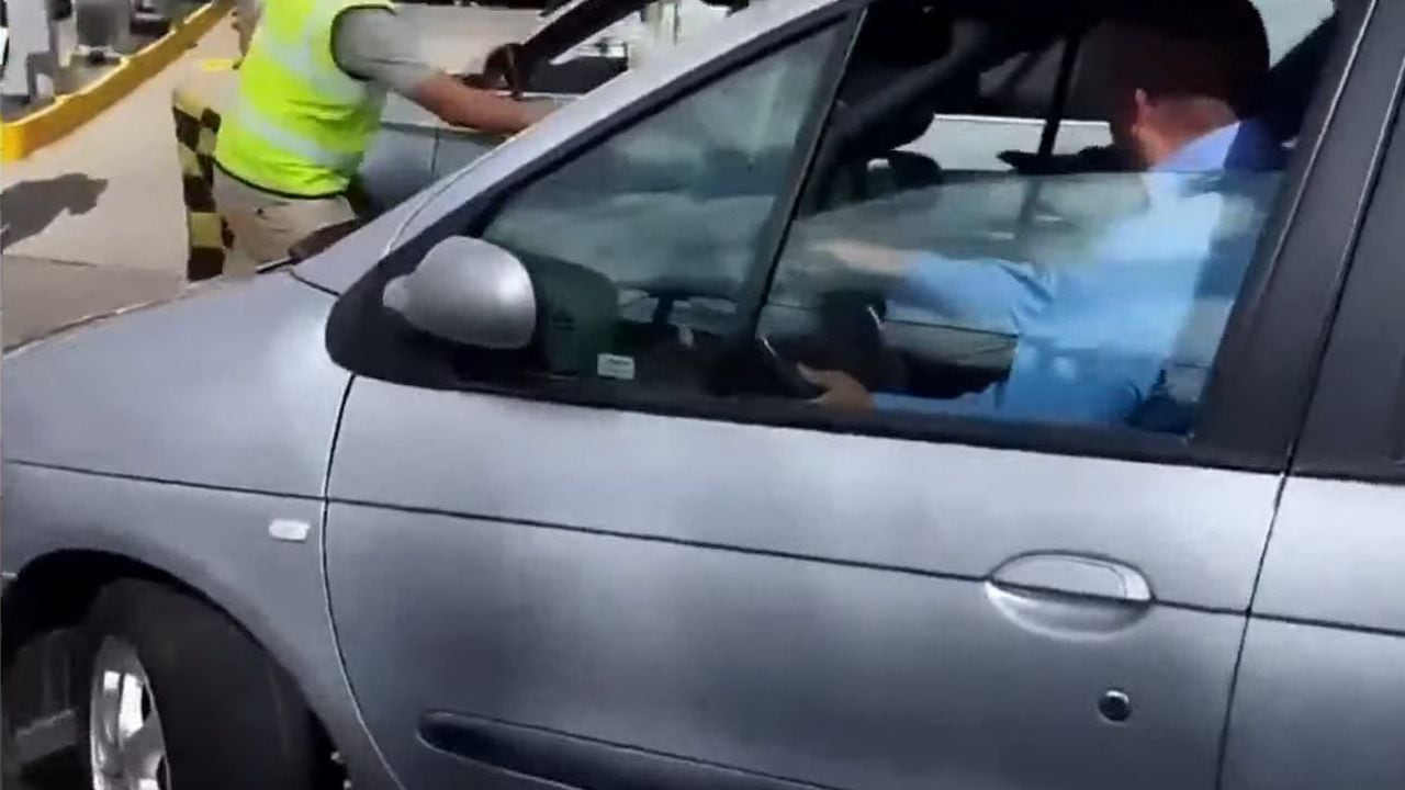 Capturan al conductor que agredió a otro a las afueras del Movistar Arena.