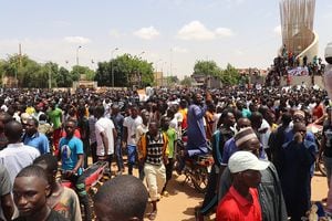 Un grupo de ciudadanos apoyando a los golpistas en Níger.