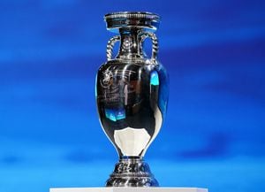 Una vista general del trofeo del Campeonato de Europa durante la Eurocopa 2028 y la Eurocopa 2032 alberga la ceremonia de anuncio en la sede de la UEFA en Nyon, Suiza. El Reino Unido e Irlanda serán los anfitriones de la Eurocopa 2028, confirmó la UEFA. Fecha de la foto: martes 10 de octubre de 2023. (Foto de Mike Egerton/PA Images a través de Getty Images)