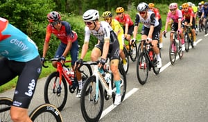 Egan Bernal por delante de Adam Yates, parcial líder del Tour de Francia 2023.