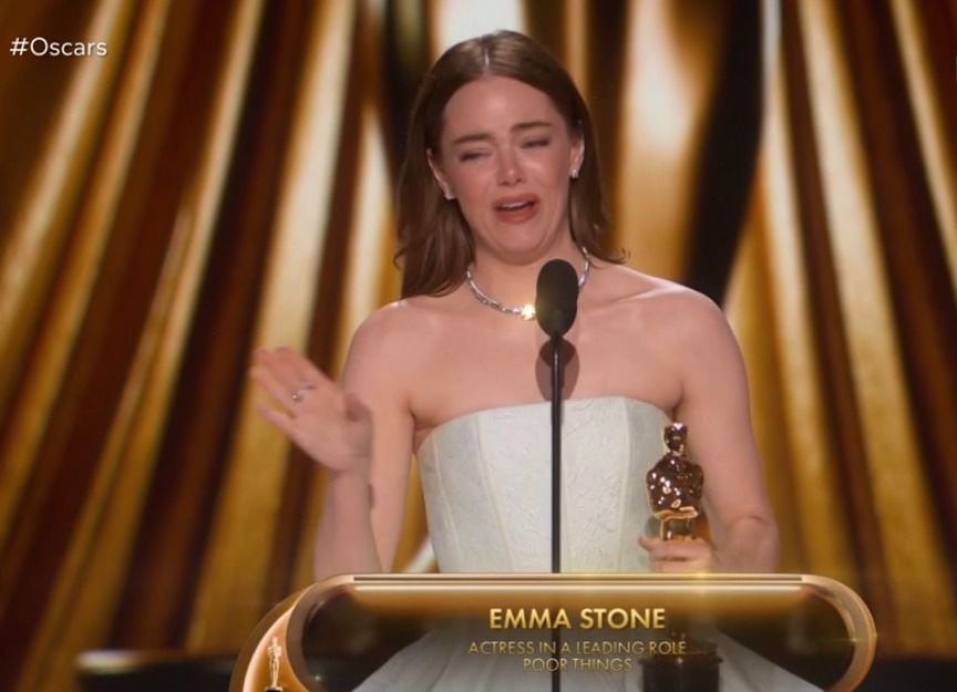 Emma Stone, con su Bella Baxter, en Pobres criaturas, ha ganado el Óscar a mejor actriz. Y así se ha resuelto la competición más igualada de toda la temporada de premios.