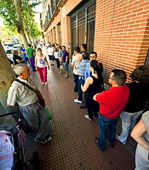 El desempleo registrado en España bajó en 30.113 personas en mayo del 2012 con respecto a abril del mismo año (el 0,63 %) y sumó dos meses de descensos, según el Ministerio de Empleo y Seguridad Social.