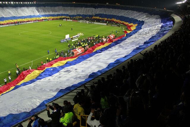 La bandera más grande del mundo, perteneciente a Millonarios, en el Estadio Nemesio Camacho 'El Campín'