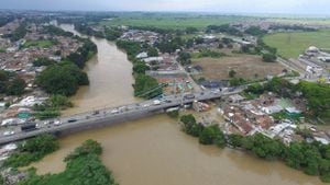 El alcalde Maurice Armitage y el secretario de Gestión del Riesgo, Rodrigo Zamorano sobrevolaron este viernes el río Cauca.