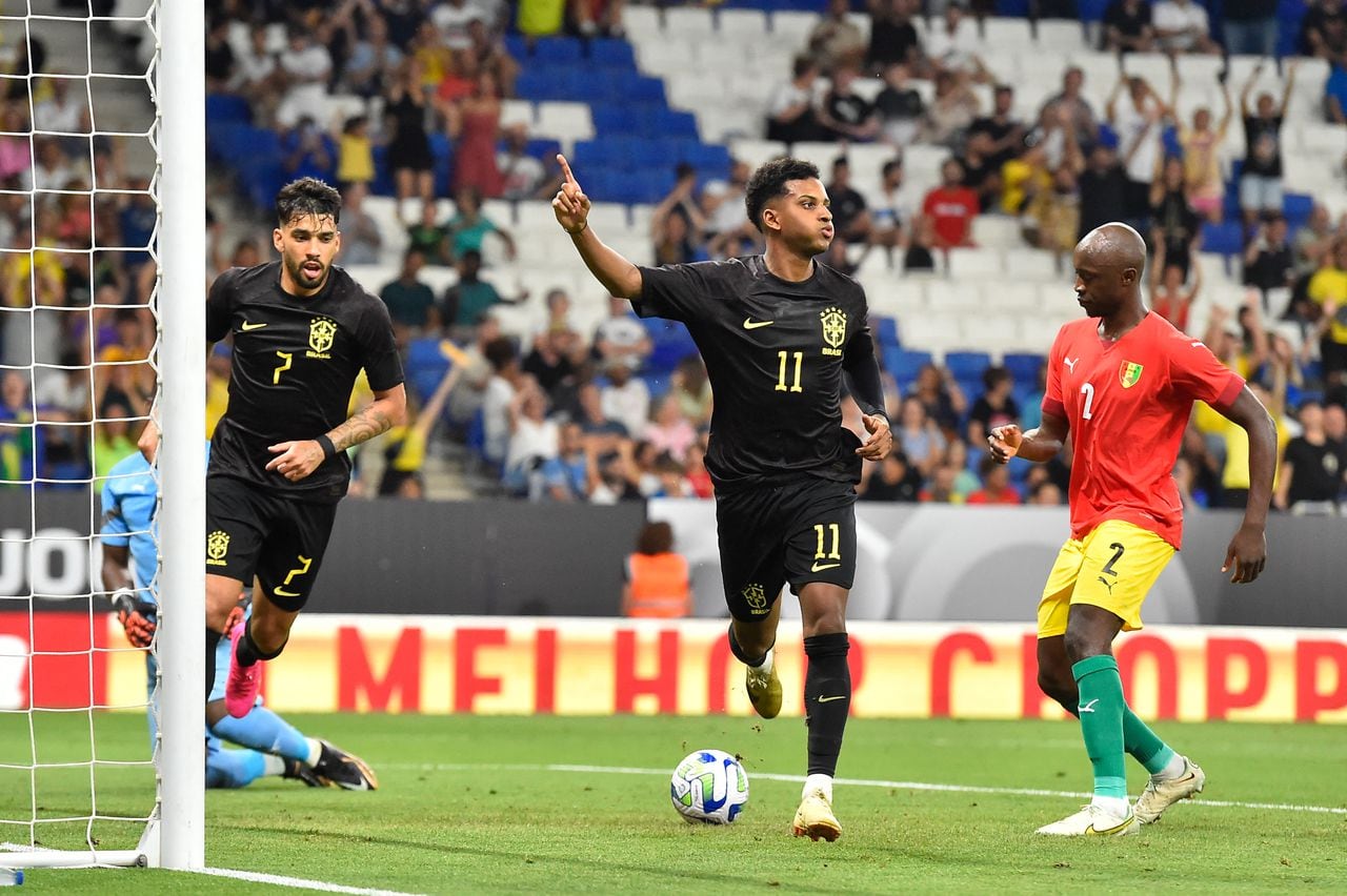 El delantero brasileño Rodrygo (centro) celebra después de marcar el segundo gol de su equipo durante el partido amistoso de fútbol internacional entre Brasil y Guinea en el estadio RCDE en Cornellà de Llobregat, cerca de Barcelona, el 17 de junio de 2023. (Foto de Pau BARRENA / AFP)