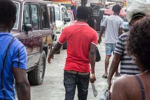 Archivo. La gente recibe machetes del líder comunitario Nertil Marcelin (30) como parte de una iniciativa para resistir a las pandillas y apoderarse de sus vecindarios en el distrito de Delmas en Puerto Príncipe, Haití, el 16 de mayo de 2023. (Foto de Guerinault Louis/Agencia Anadolu vía Getty Images)