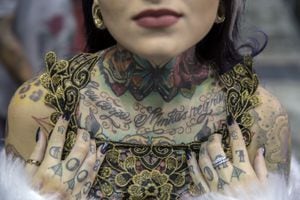 La elección de la mujer tatuada más bonita de Brasil, las nuevas tendencias y técnicas del mundo del tatuaje, el "bodypiercing" y el entorno del siempre polémico arte de pintarse de manera definitiva el cuerpo, marcaron hoy el inicio de la séptima edición del 'Tattoo Week Sao Paulo'.