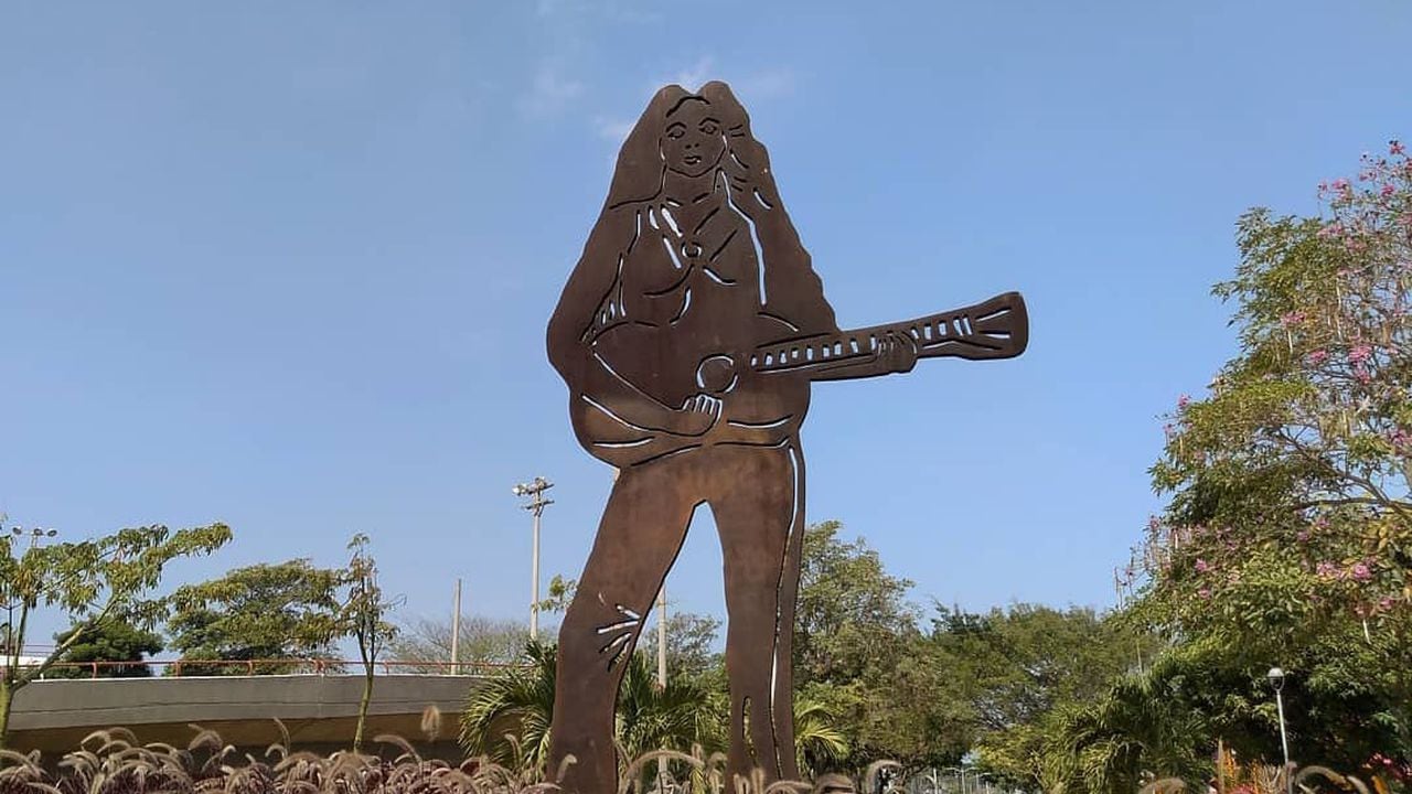 Esta es la primera estatua que se construyó en Barranquilla en honor a Shakira y que al parecer ya nadie visita, ni se toma fotos con ella. Foto tomada de redes sociales