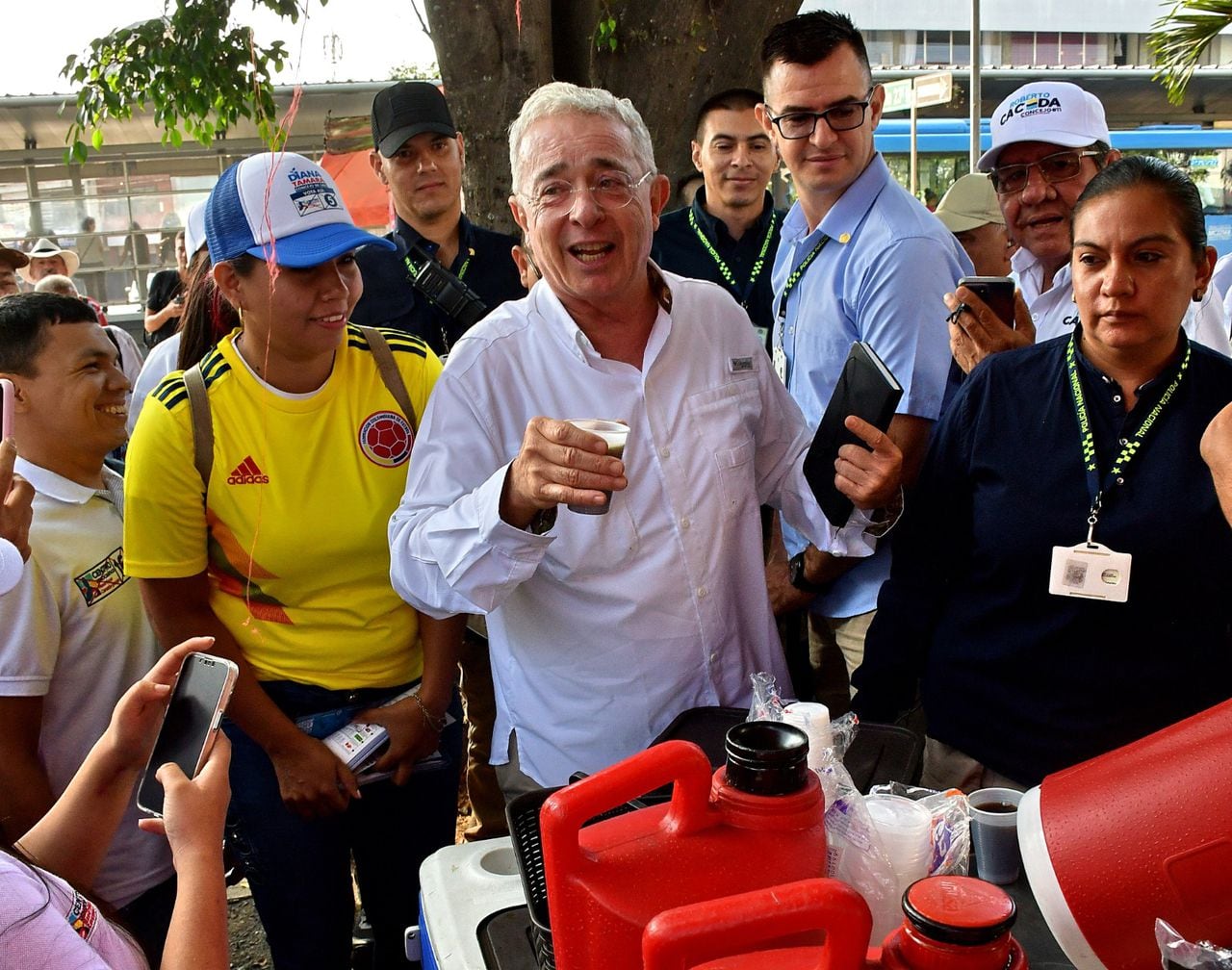 El expresidente Álvaro Uribe en Cali apoyando a los candidatos del centro democrático a las diferentes corporaciones alcaldía y gobernación.