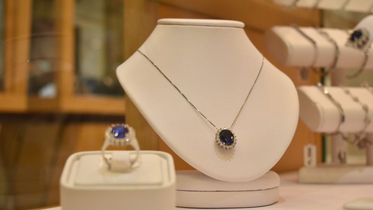 El zafiro es una de las piedras preciosas que más llaman la atención debido a su color azul oscuro.