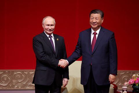 En esta fotografía de la piscina distribuida por la agencia estatal rusa Sputnik, el presidente de Rusia, Vladimir Putin, y el presidente de China, Xi Jinping, asisten a un concierto que marca el 75º aniversario del establecimiento de relaciones diplomáticas entre Rusia y China.