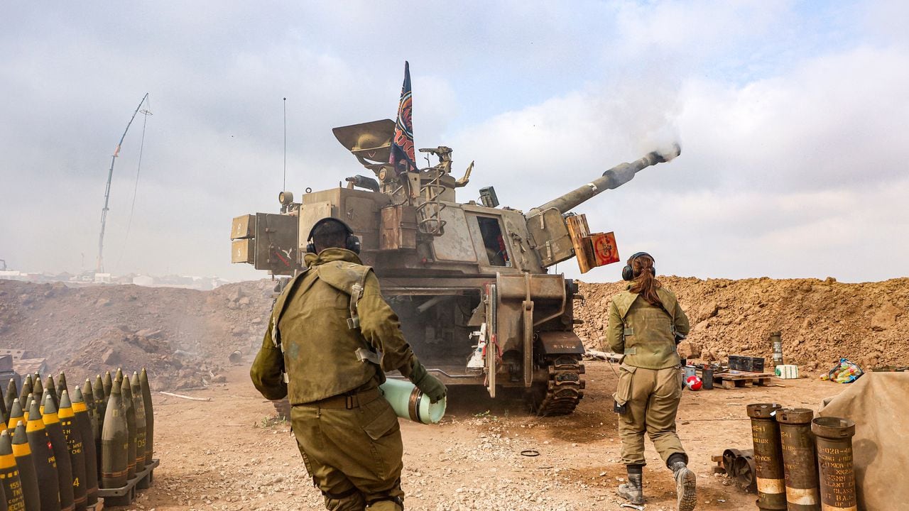 Se muestra una unidad de artillería israelí cerca de la frontera con la Franja de Gaza el 5 de diciembre de 2023, en medio de continuas batallas entre Israel y el grupo militante Hamás.