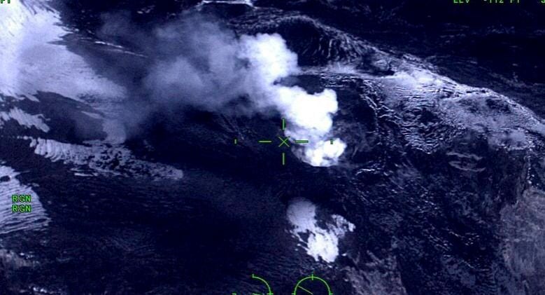 Imágenes difundidas por la Fuerza Aérea muestran la cima de la montaña iluminada por material incandescente.