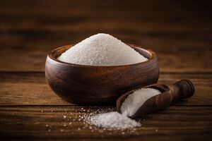 Muchas personas acuden a los endulzantes artificiales, como el caso del eritritol, para reemplazar el azúcar de mesa, debido a que son productos bajos en calorías y carbohidratos.