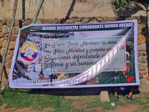 Una pancarta de las disidencias fue dejada en una zona de conjuntos campestres en el municipio de Jamundí.