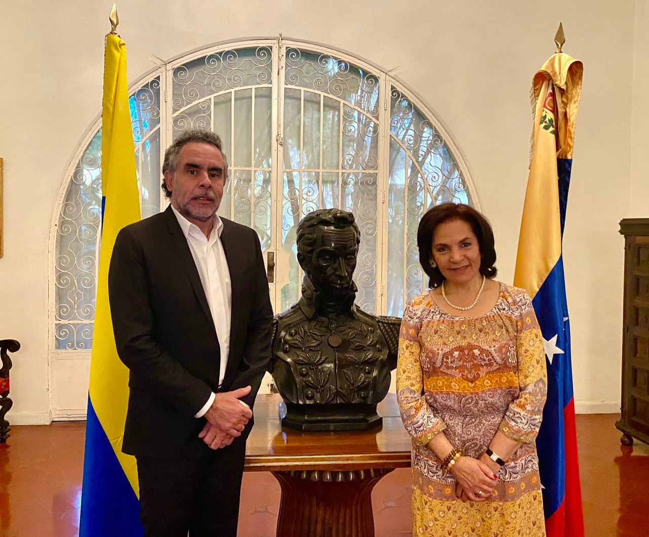 Fulvia Benavides cónsul de Colombia en Caracas y Armando Benedetti embajador de Colombia en Venezuela. Foto: Twitter @AABenedetti