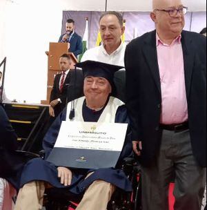 El profesor Luis Fernando Montoya feliz con su diploma de profesional como LIcenciado de Educación Física y Recreación, recibido este 27 de septiembre de 2023.